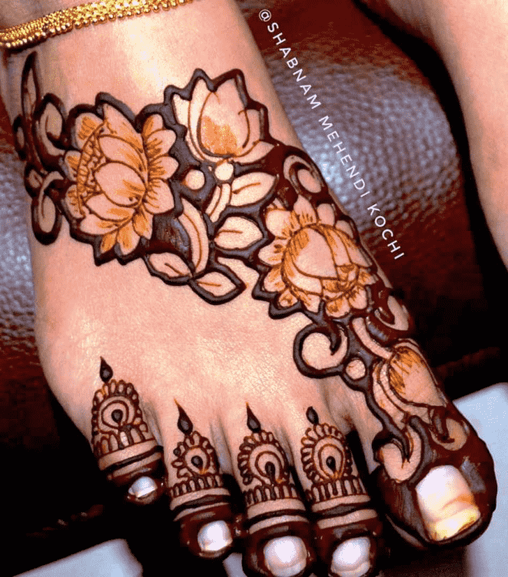 Fascinating Actress Henna design