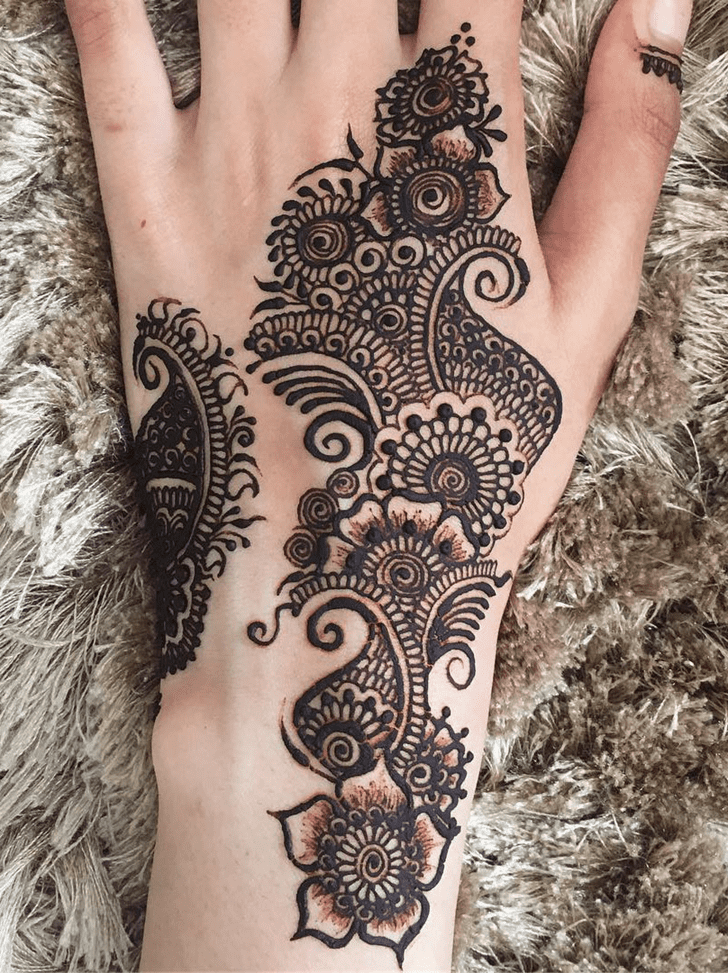 Appealing Alluring Henna Design