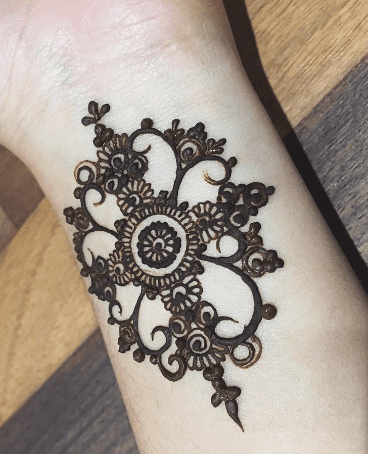 Classy Alluring Henna Design