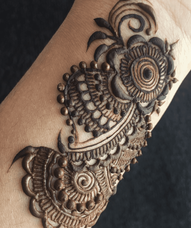 Delicate Alluring Henna Design