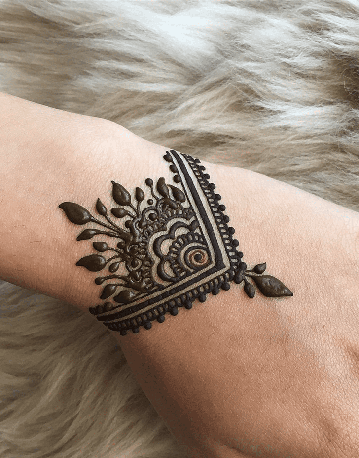 Exquisite Alluring Henna Design