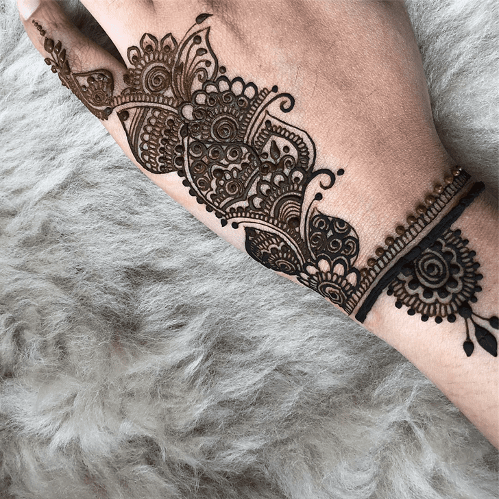 Gorgeous Alluring Henna Design