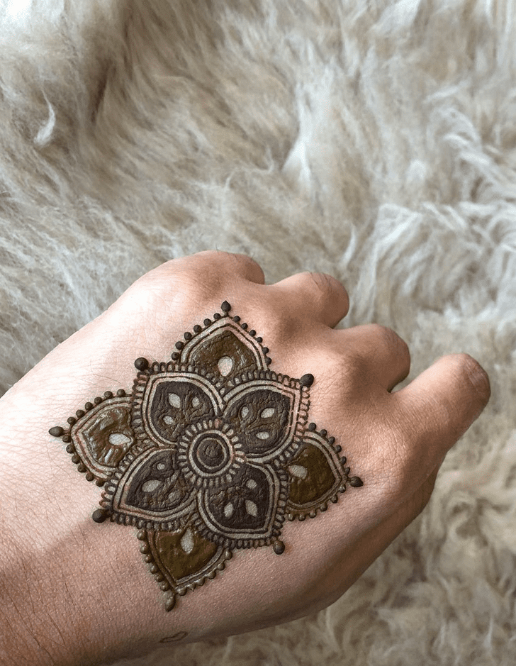 Ideal Alluring Henna Design
