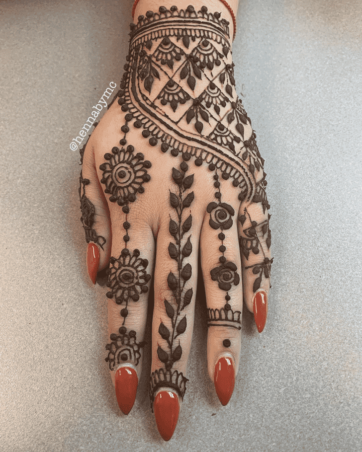 Shapely American Henna Design
