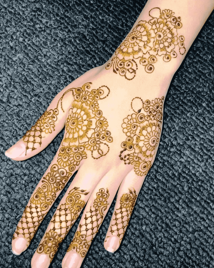 Shapely Arab Henna Design