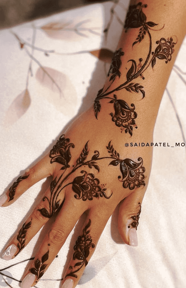 Delicate Attractive Henna Design