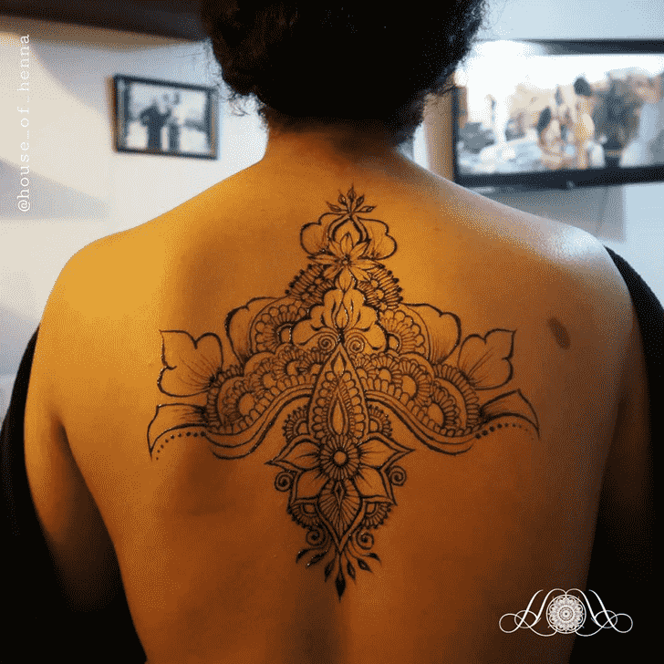 Graceful Back Henna design