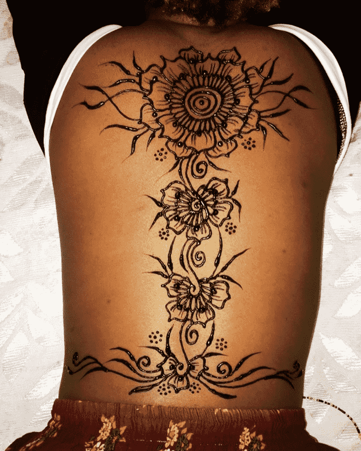 Mesmeric Back Henna design