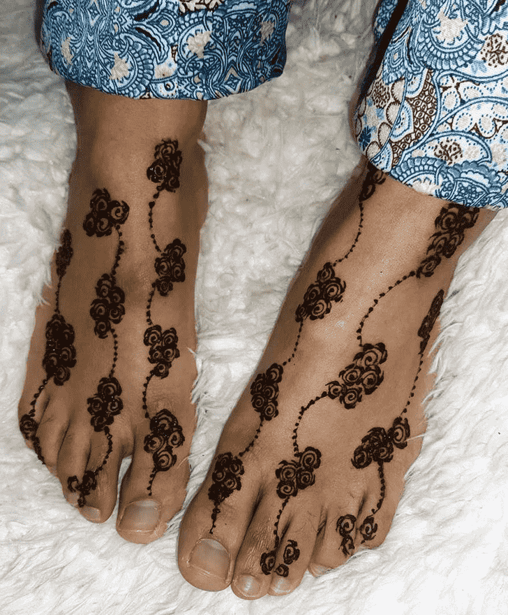 Delicate Banarsi Henna Design