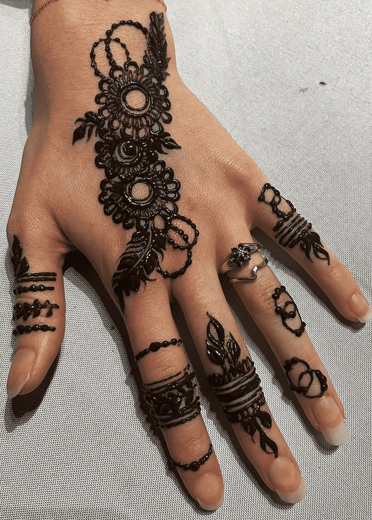 Shapely Beautiful Easy Henna Design