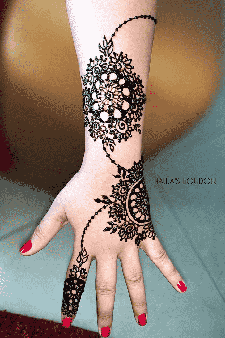 Woman's hand with mehndi tattoo. Hand of Indian bride with black henna  tattoos, Stock Photo, Picture And Low Budget Royalty Free Image. Pic.  ESY-024803923 | agefotostock