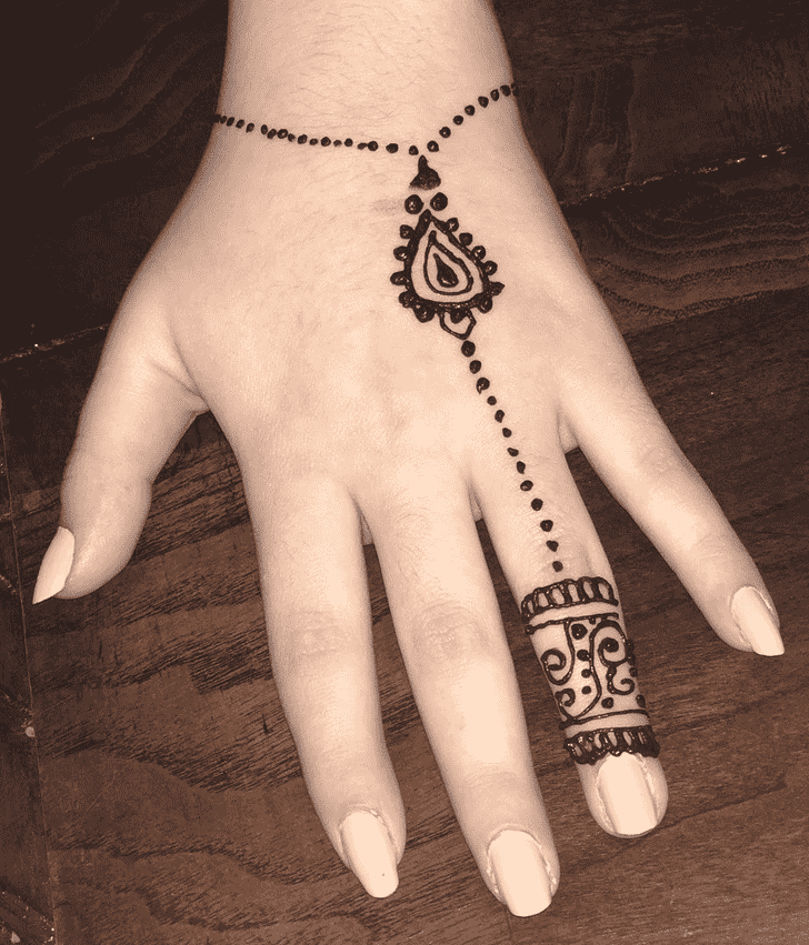 Enticing Bracelet Henna Design