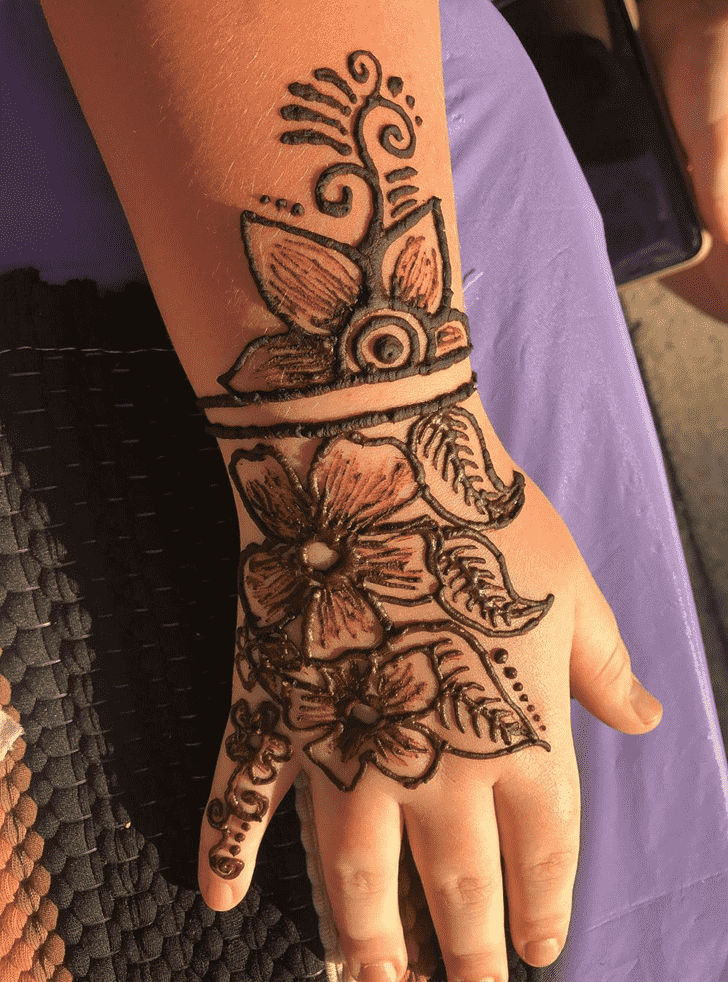 Fascinating Bracelet Henna Design