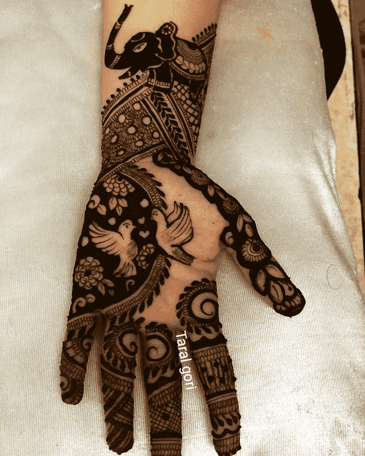 Enthralling Bridal Henna Design