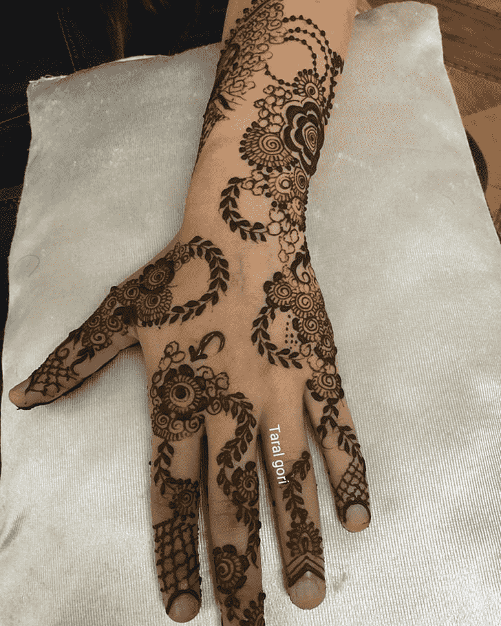 Enticing Bridal Henna Design