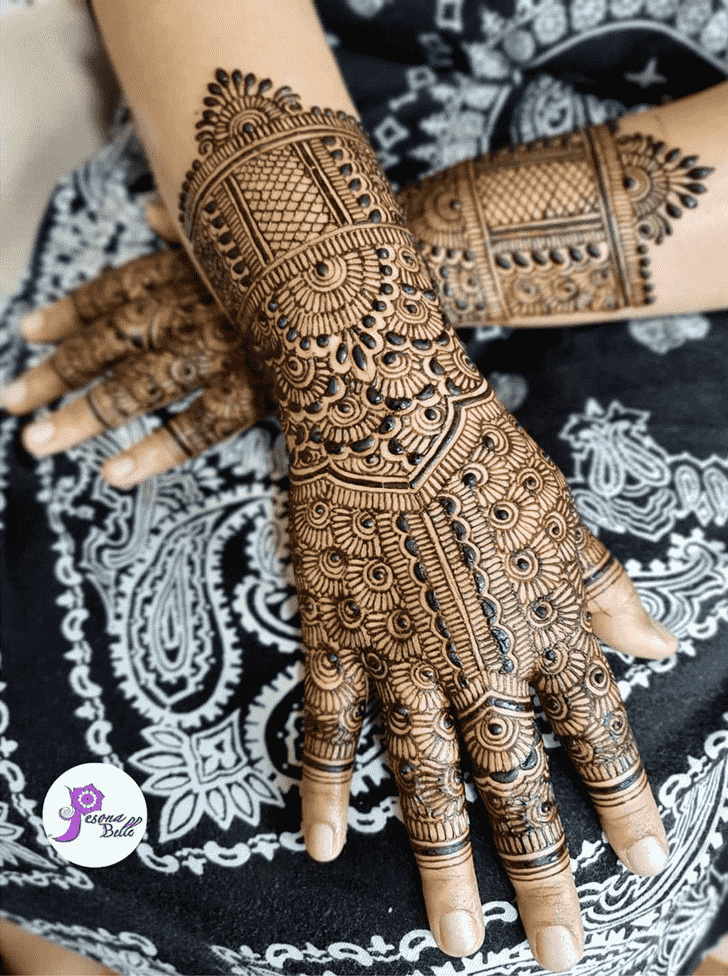 Fetching Bridal Henna Design