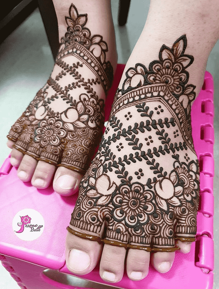 Graceful Bridal Henna Design