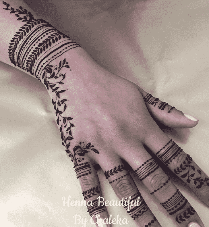 Captivating Chain Henna Design