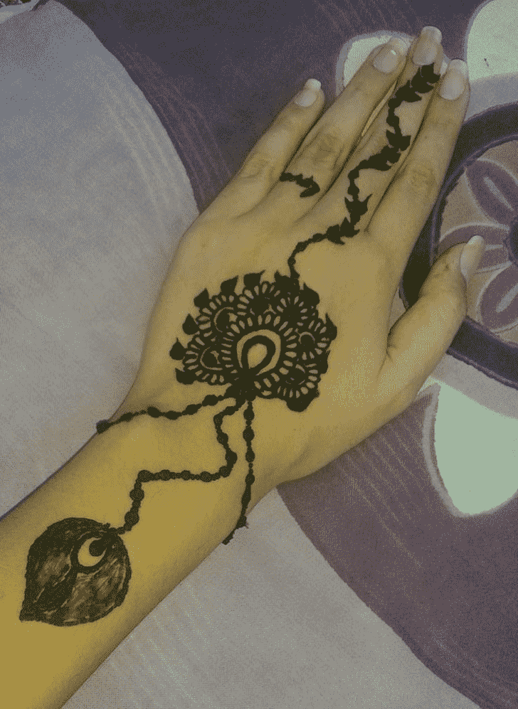 Fascinating Chain Henna Design