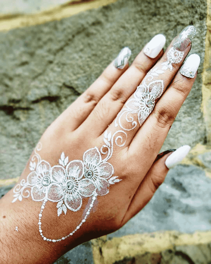 Shapely Chain Henna Design