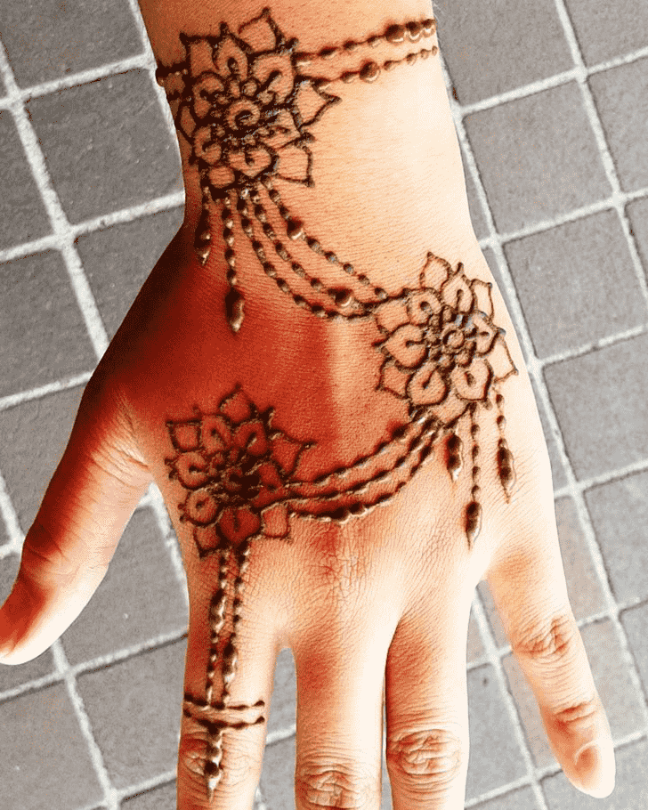 Splendid Chain Henna Design