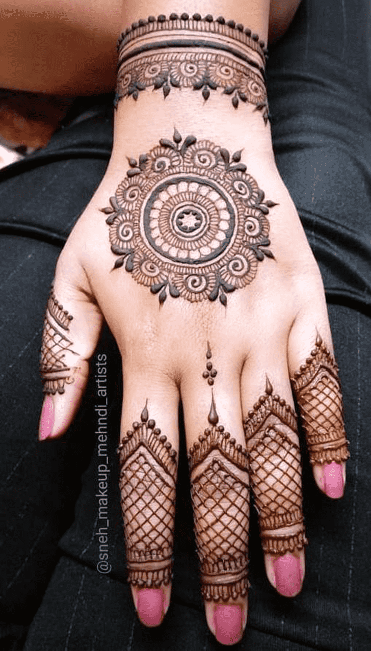 Alluring Circle Henna Design