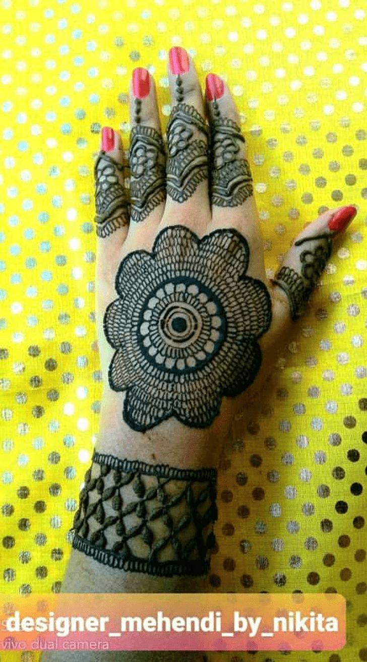 Captivating Circle Henna Design