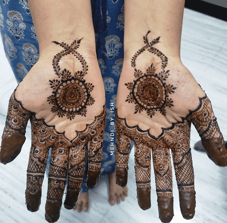 Enthralling Circle Henna Design