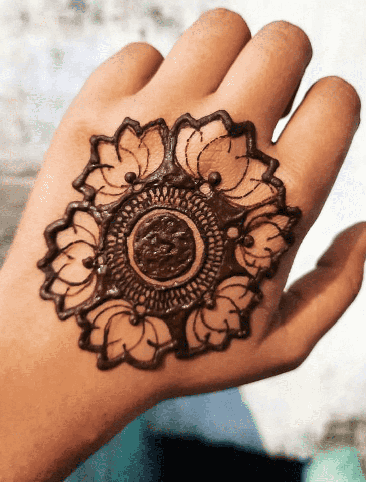 Fascinating Circle Henna Design