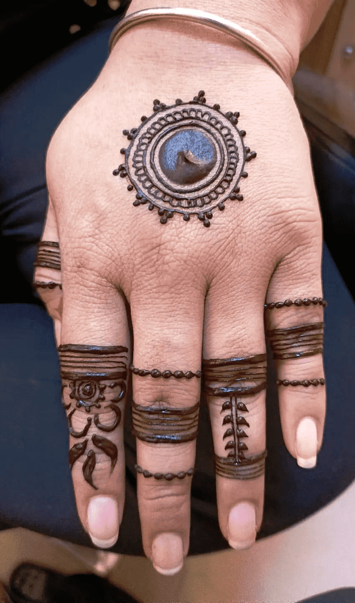 Magnetic Circle Henna Design
