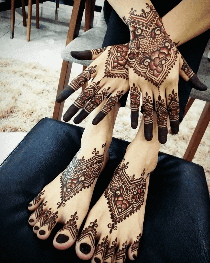 Inviting Comilla Henna Design