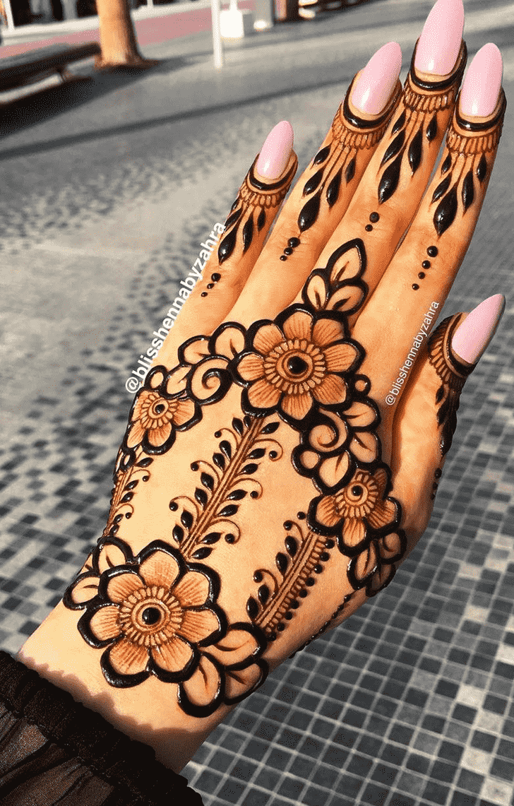 Enthralling Dainty Henna Design