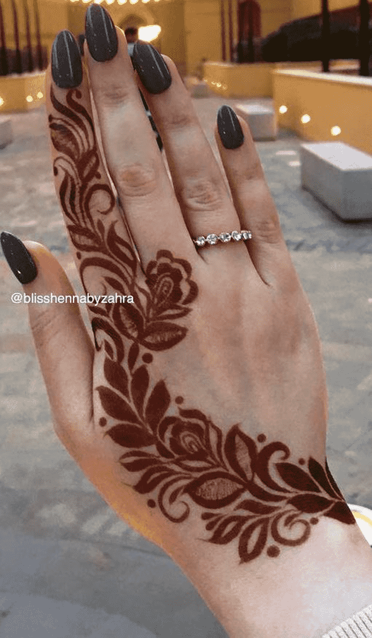 Fascinating Dainty Henna Design