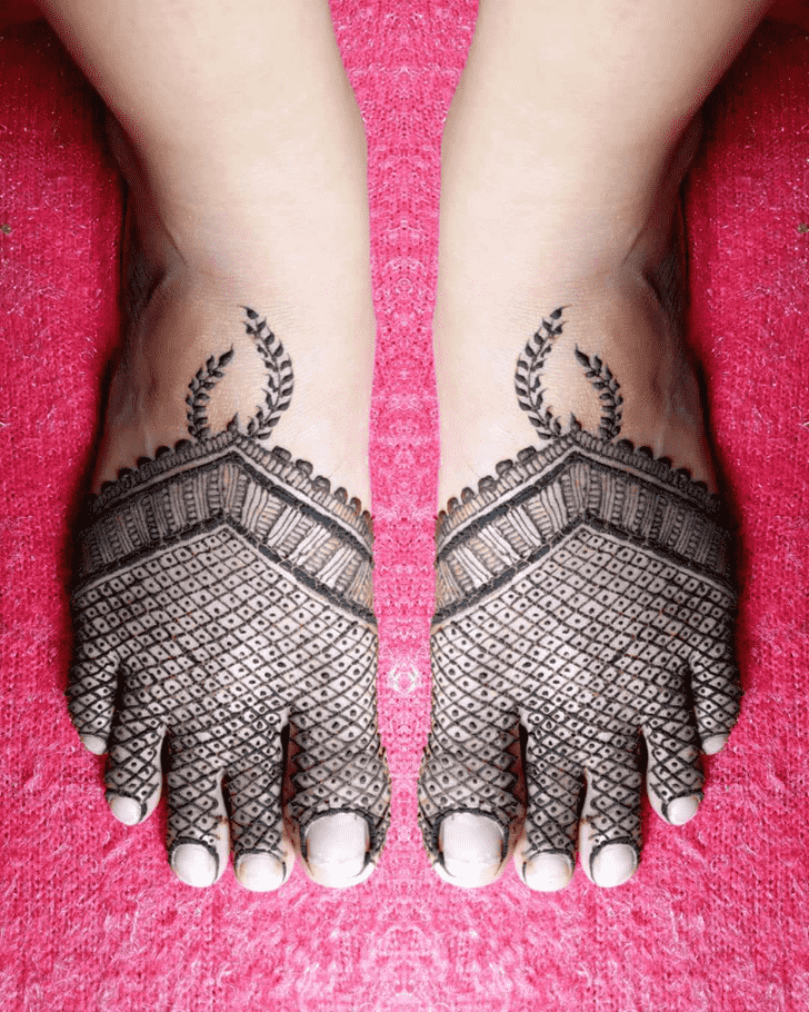 Shapely Dharan Henna Design