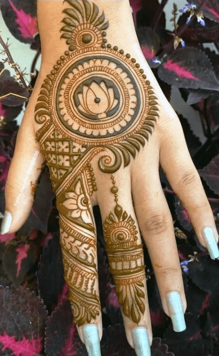 Inviting Elegant Henna Design