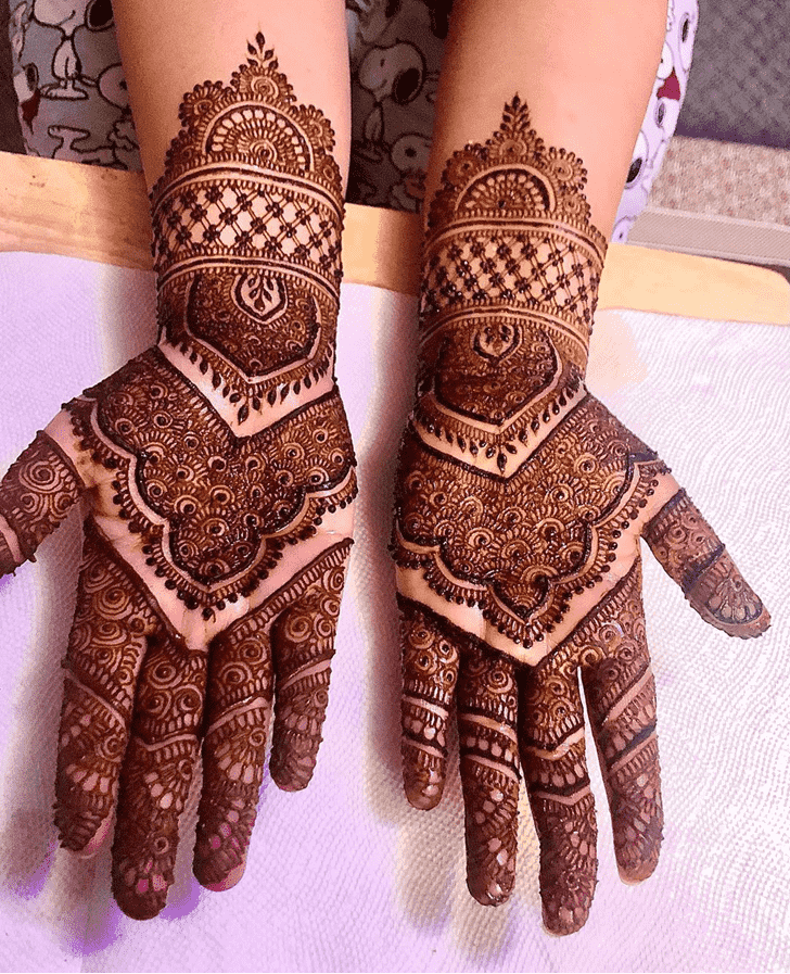 Shapely Faisalabad Henna Design