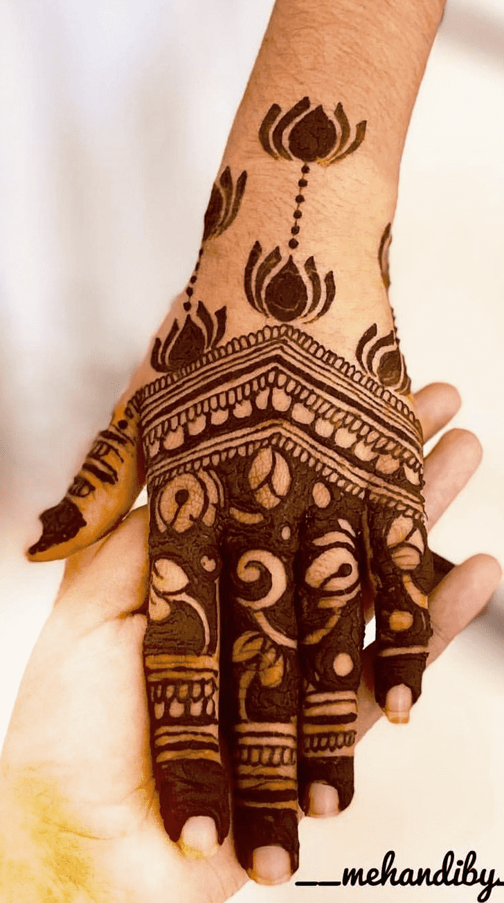 Delicate Fancy Henna Design