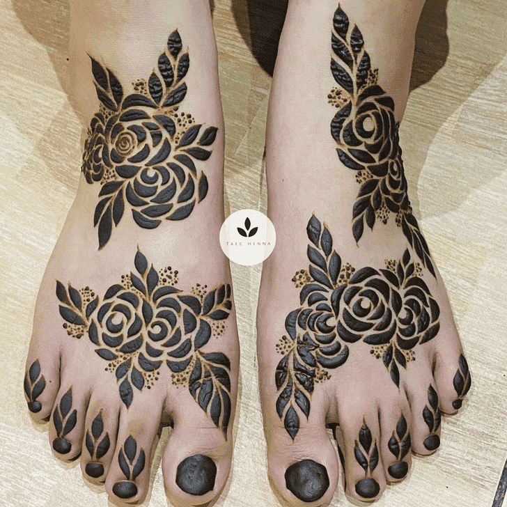 Dazzling Floral Henna Design