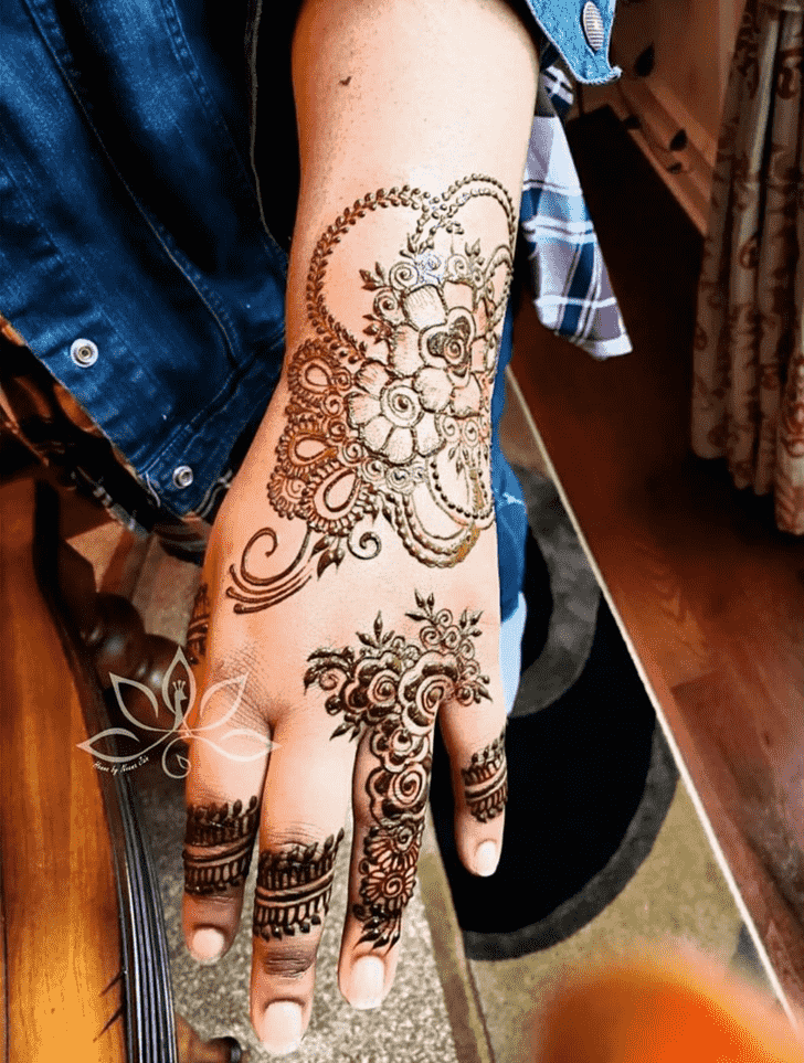 Fascinating Flower Henna design