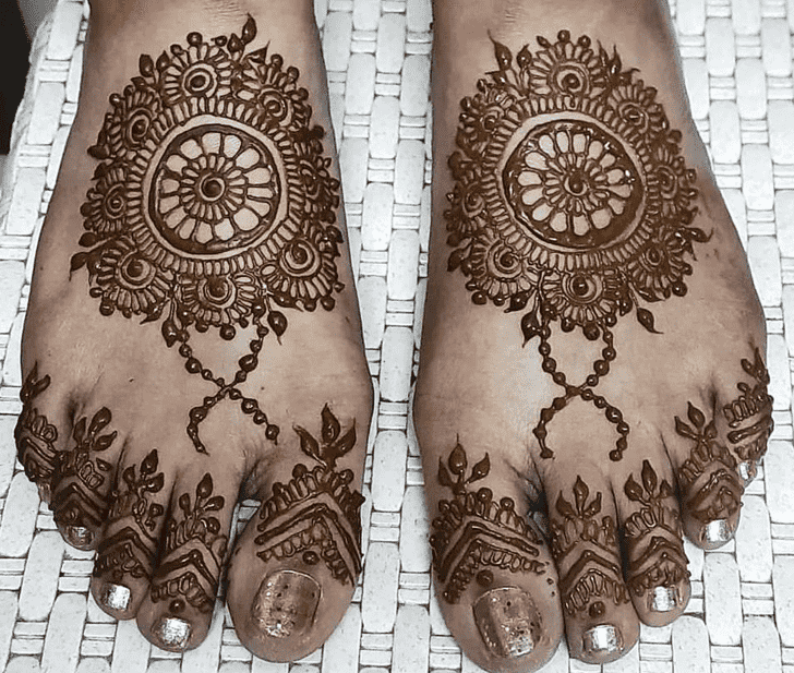 Magnetic Foot Henna Design