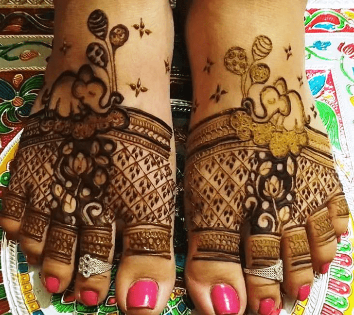 Shapely Foot Henna Design