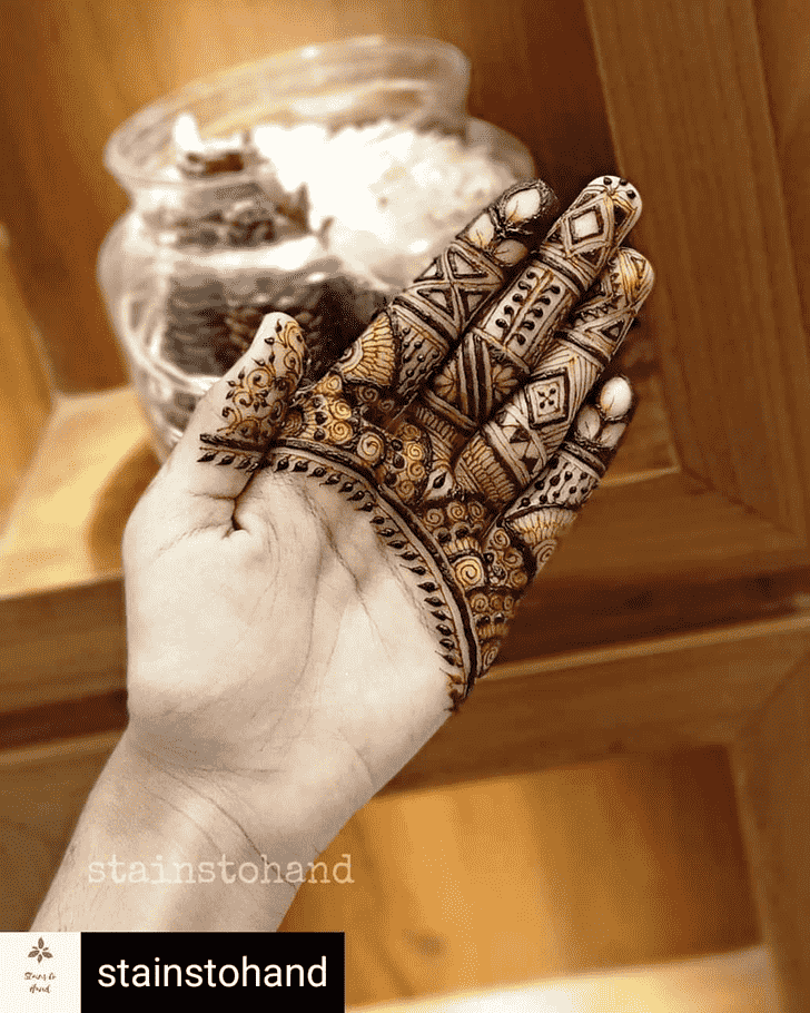 Beauteous Front Hand Henna Design