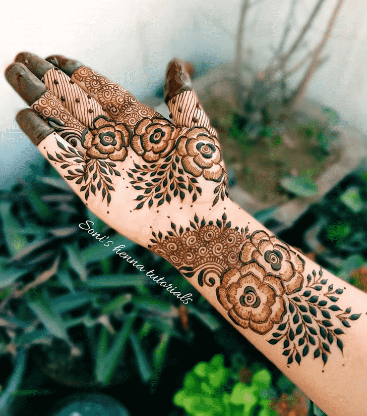 Slightly Full Hand Henna Design