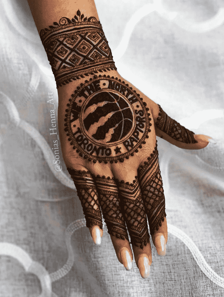Ravishing Gol Tikki Henna Design