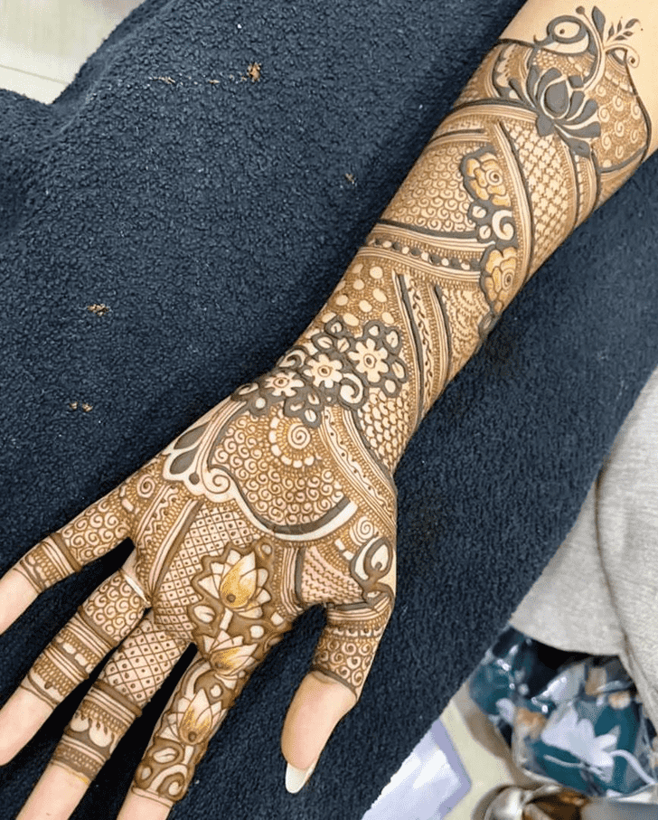 Enticing Graceful Henna Design