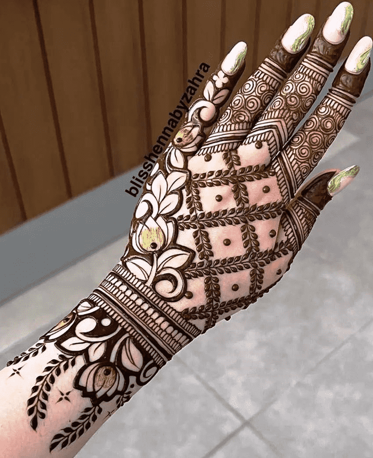 Exquisite Graceful Henna Design