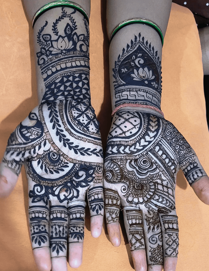 Ideal Graceful Henna Design
