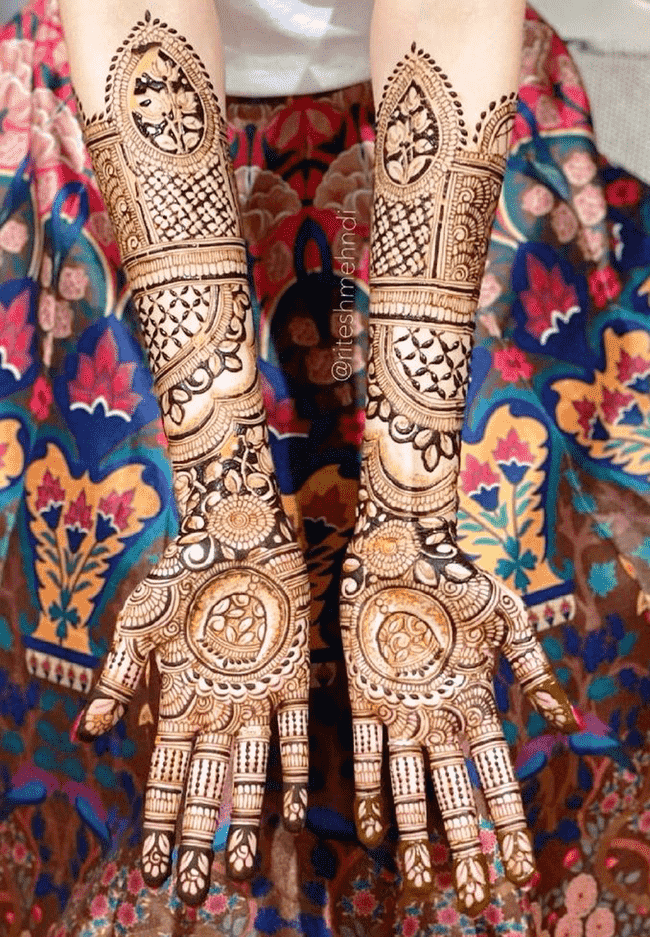 Shapely Gujranwala Henna Design