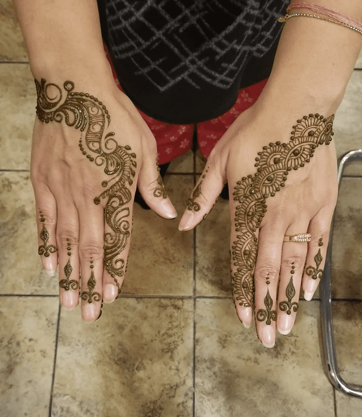 Shapely Gulf Henna Design