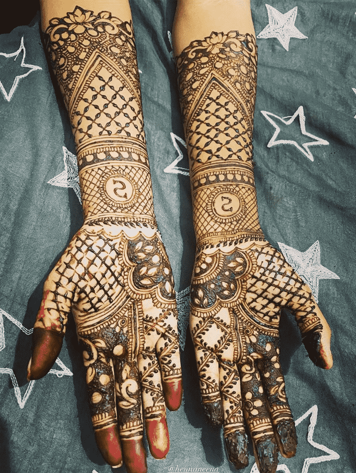 Mesmeric Hand Henna Design